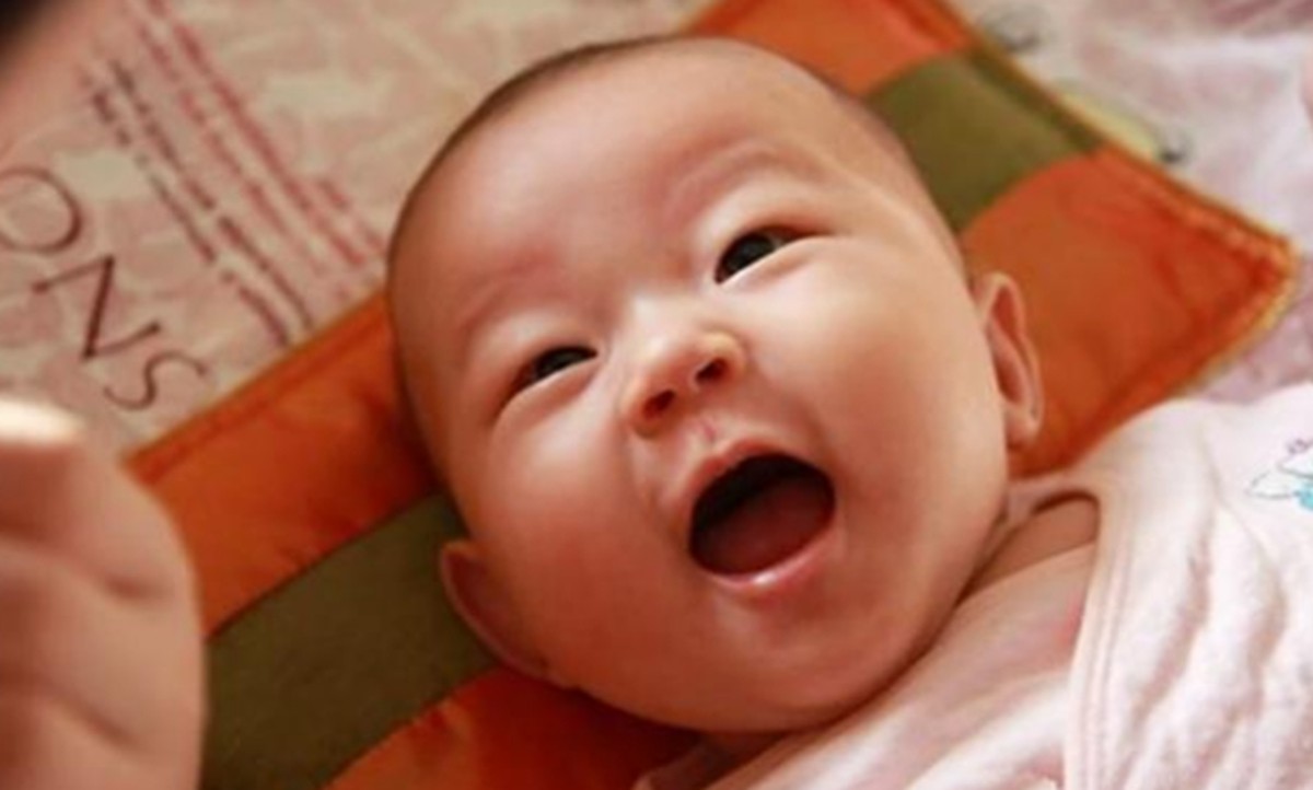 饭饭妈妈育儿|你以为宝宝一抱就不哭是在耍心眼？别误会他了，宝宝并不是在撒娇