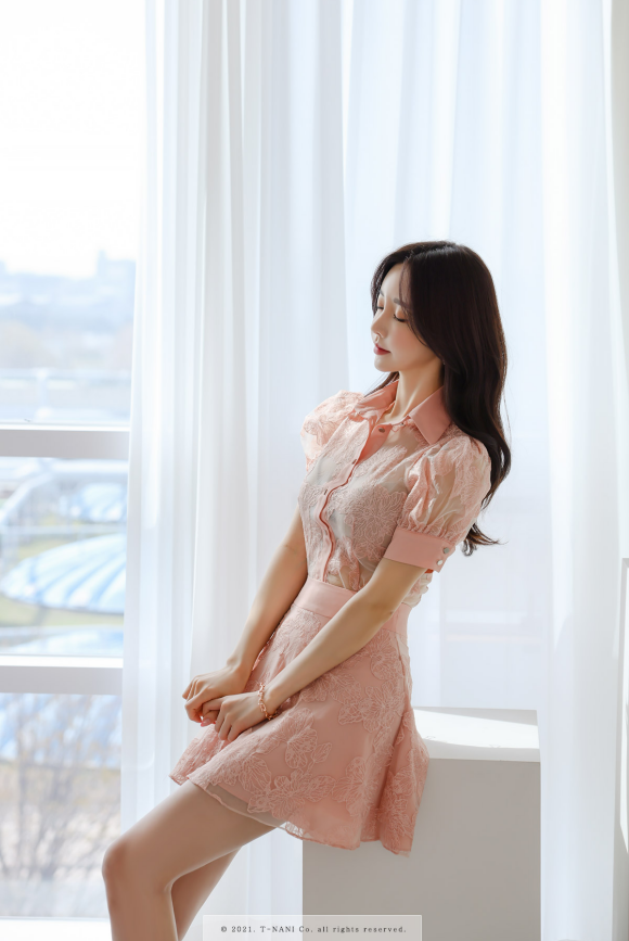 心壹文学|女神孙允珠时尚搭配：弥花香醉粉桃罗裳金丝雕纹裙