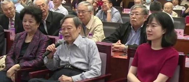 翁帆|翁帆晒一家人合照:结婚17年和孩子相处和睦,用真心证明夫妻感情