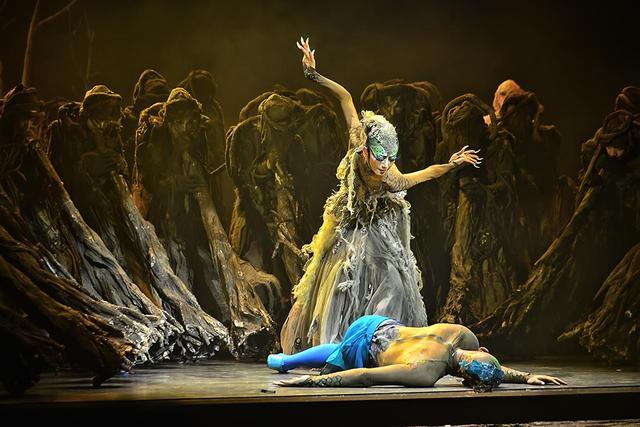 杨丽萍|杨丽萍拄拐出行，吃花瓣没能留存仙气，如今面容苍老助理搀扶