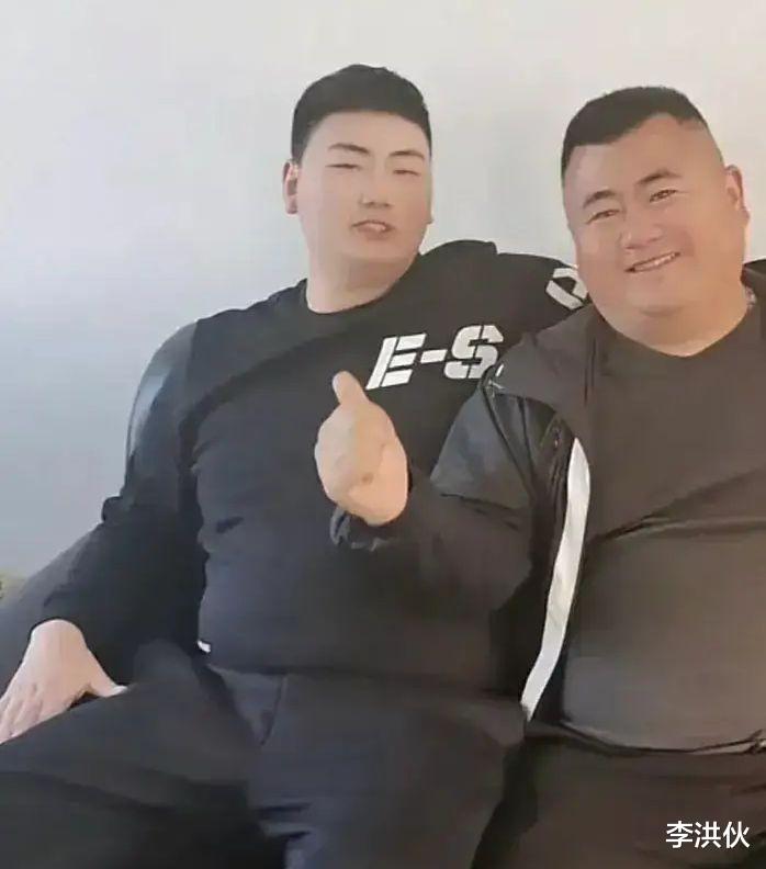 粉色|朱单伟考驾照享VIP待遇，教练亲自开车接人，吃的是餐馆标配大餐