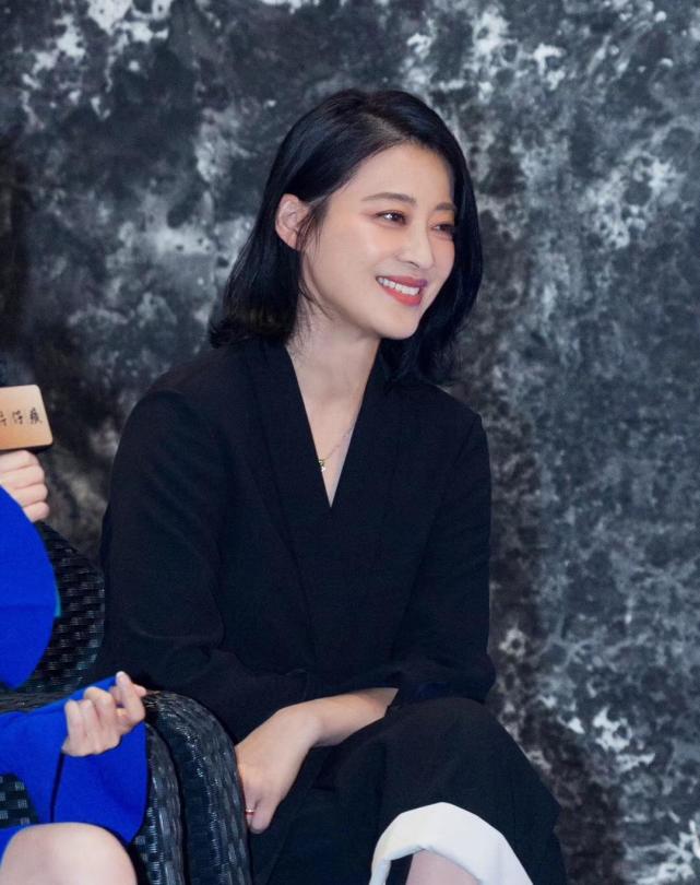 梅婷|梅婷罕见素颜出镜！皮肤白皙发际线却偏高，穿T恤都有书香门第范