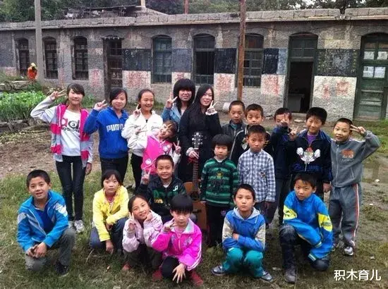 积木育儿|13岁自杀，16岁辍学，20岁登春晚一夜爆红，后来身价过亿的西单女孩怎么样了？