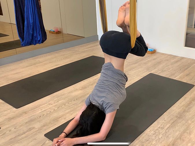 李靓蕾|李靓蕾健身照被翻出，穿灰色短袖扎丸子头，造型清爽身形傲人！