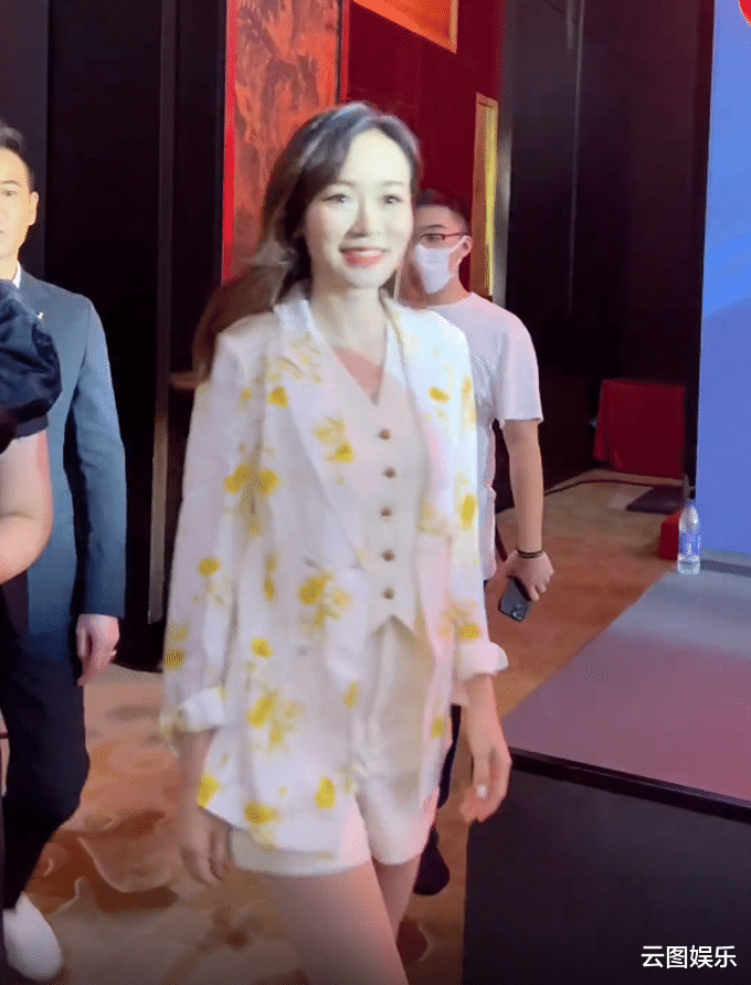 杨思琦|黎耀祥谢天华回家过年,新一批TVB艺人组团回内地,全都是熟面孔