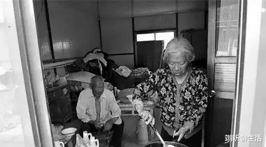 83岁老人散尽家产,偿还儿子300多万债务后离世:是不是傻?