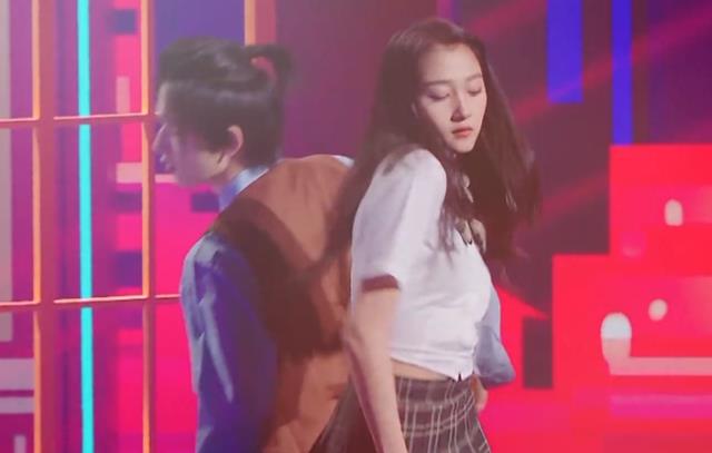 关晓彤|关晓彤遭遇舞台事故，短裙当场掀起，下一秒举动暴露真实临场水平