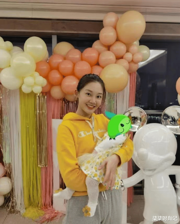 苗苗|郑恺女儿百日宴曝光，苗苗穿400块卫衣太寒酸，与向佐一家成对比