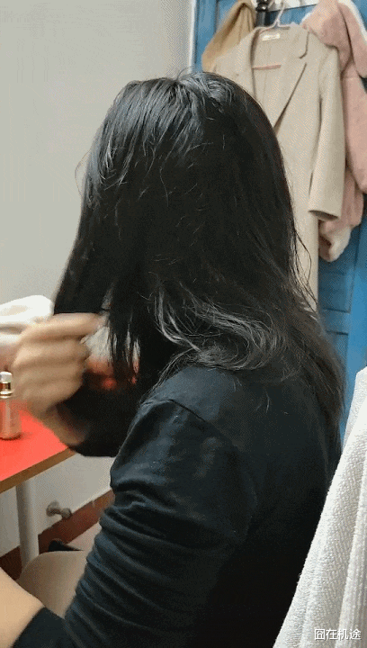 润唇膏 染发对于发质损伤有多大？一瓶护发精油让枯发逢春