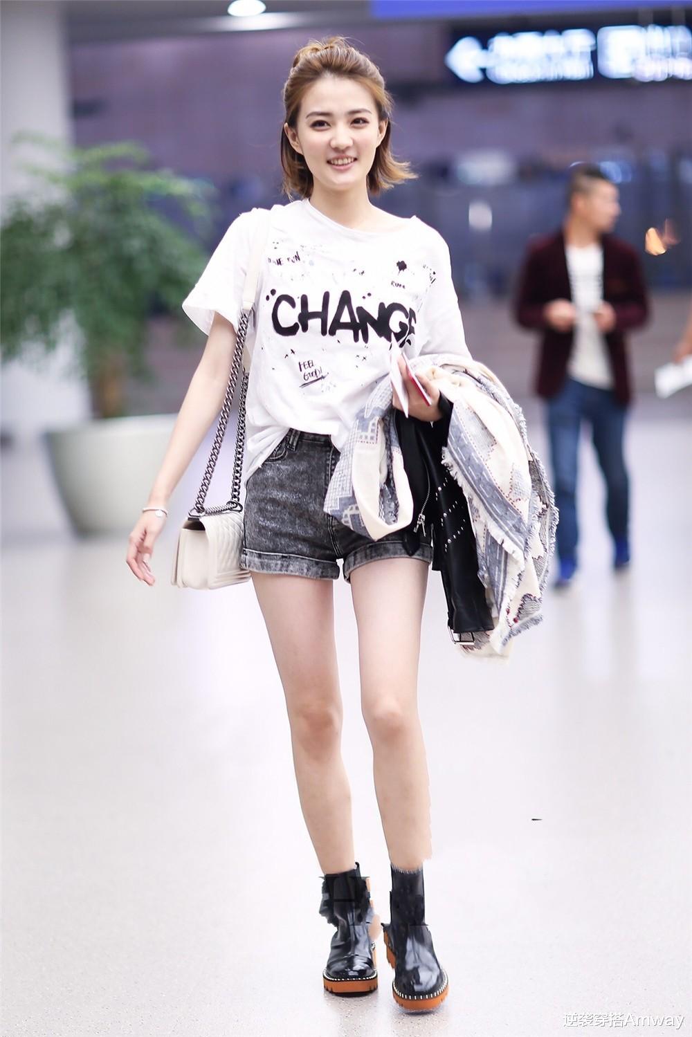 逆袭穿搭Amway|Angelababy新造型受好评,1900T恤配4700皮短裤走机场,美得高调