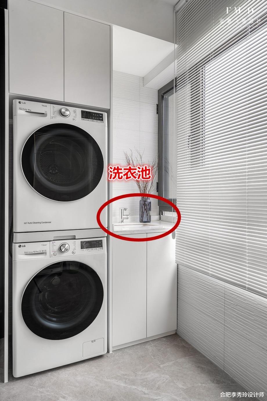 阳台装修的正确选择，打个家政柜塞洗衣机藏杂物，日后收纳不后悔