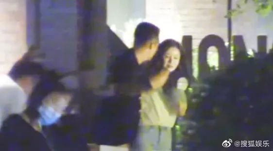 汪小菲带长发女回家被爆“在一起1年多”,大S和妈妈发声回应了