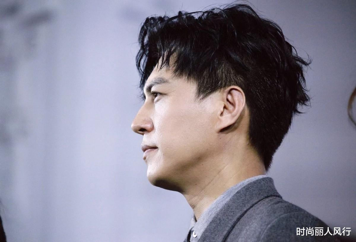 靳东|靳东久违新剧开播大爆火！穿西装亮相，“老干部”本色出演太惊喜