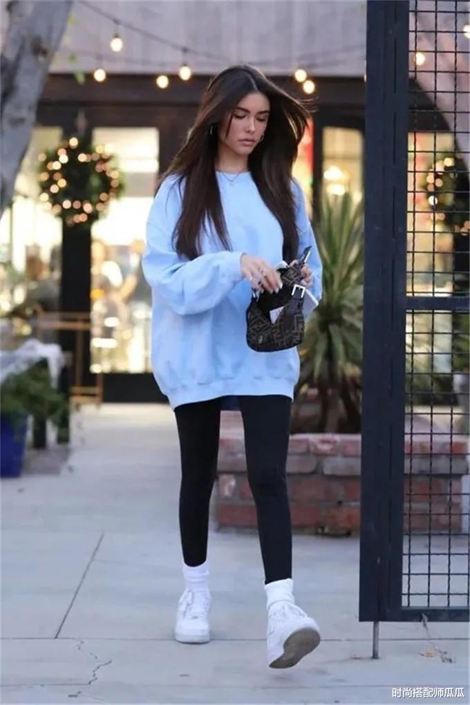 时尚搭配师瓜瓜|“阔腿裤”过时了，今夏火的是“鲨鱼裤”，时髦显瘦，明星都在穿