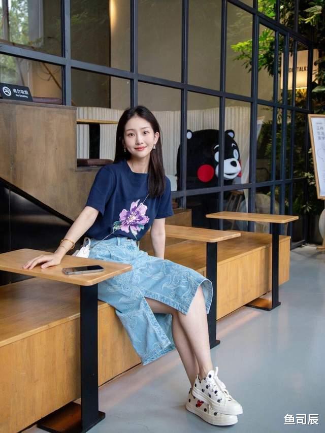 鱼司辰|想变成“商圈精英”的女神，试一试西服搭配波点连衣裙，高贵大气