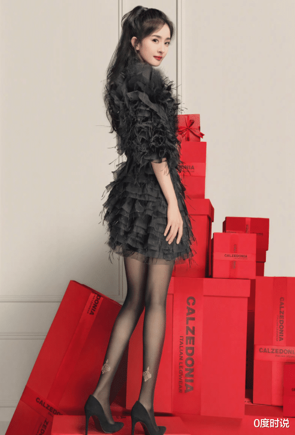 杨幂|杨幂又对黑透丝下手了，薄到只有一层阴影，不料贼显腿长