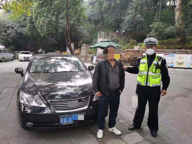 “健康码”露真相--长江大桥交警查处一起无证驾驶交通违法行为