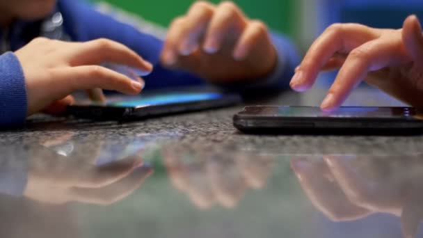 烫一壶浊酒|揭秘“玩“手机和”不玩“手机的孩子,十年后有什么区别呢?太真实了