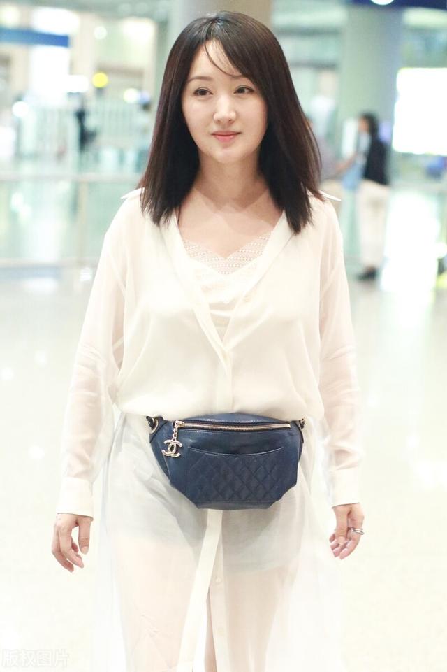 杨钰莹|不老女神杨钰莹家中内景曝光，室内摆放凌乱，书架上全是少儿读物