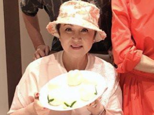 林青霞|谢贤前妻和闺蜜聚会!妆容精致贵气逼人,林青霞手链镶满钻太吸睛