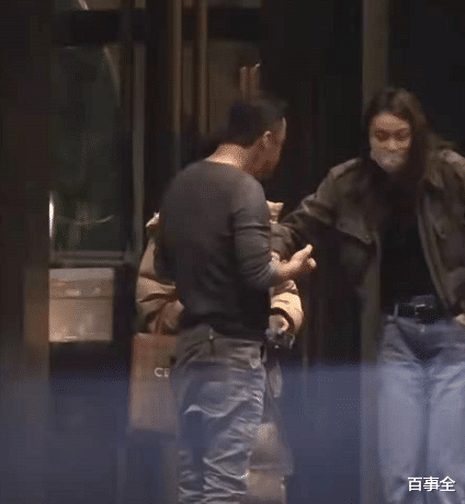 杨坤|杨坤开豪车深夜聚会，耍酒疯拽着美女不让走，网友：酒后看人品