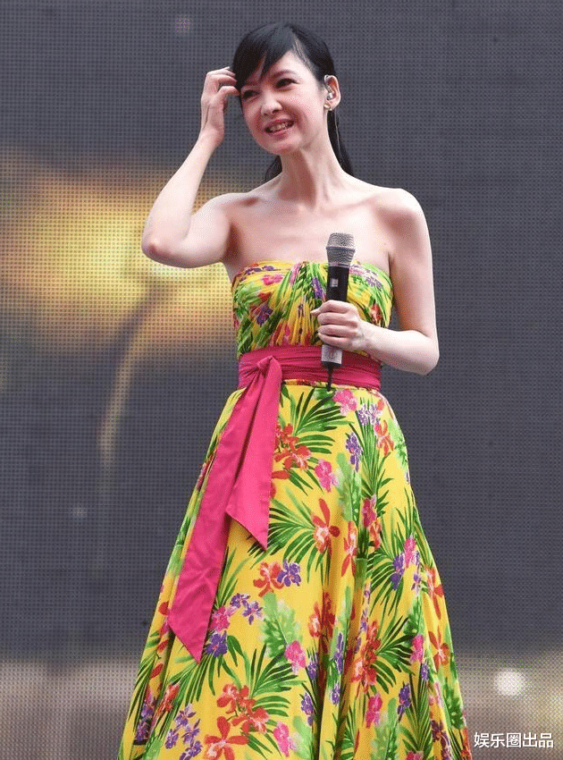 周慧敏|周慧敏商演照火了，穿抹胸裙登台比例傲人，素颜出镜嫩如少女