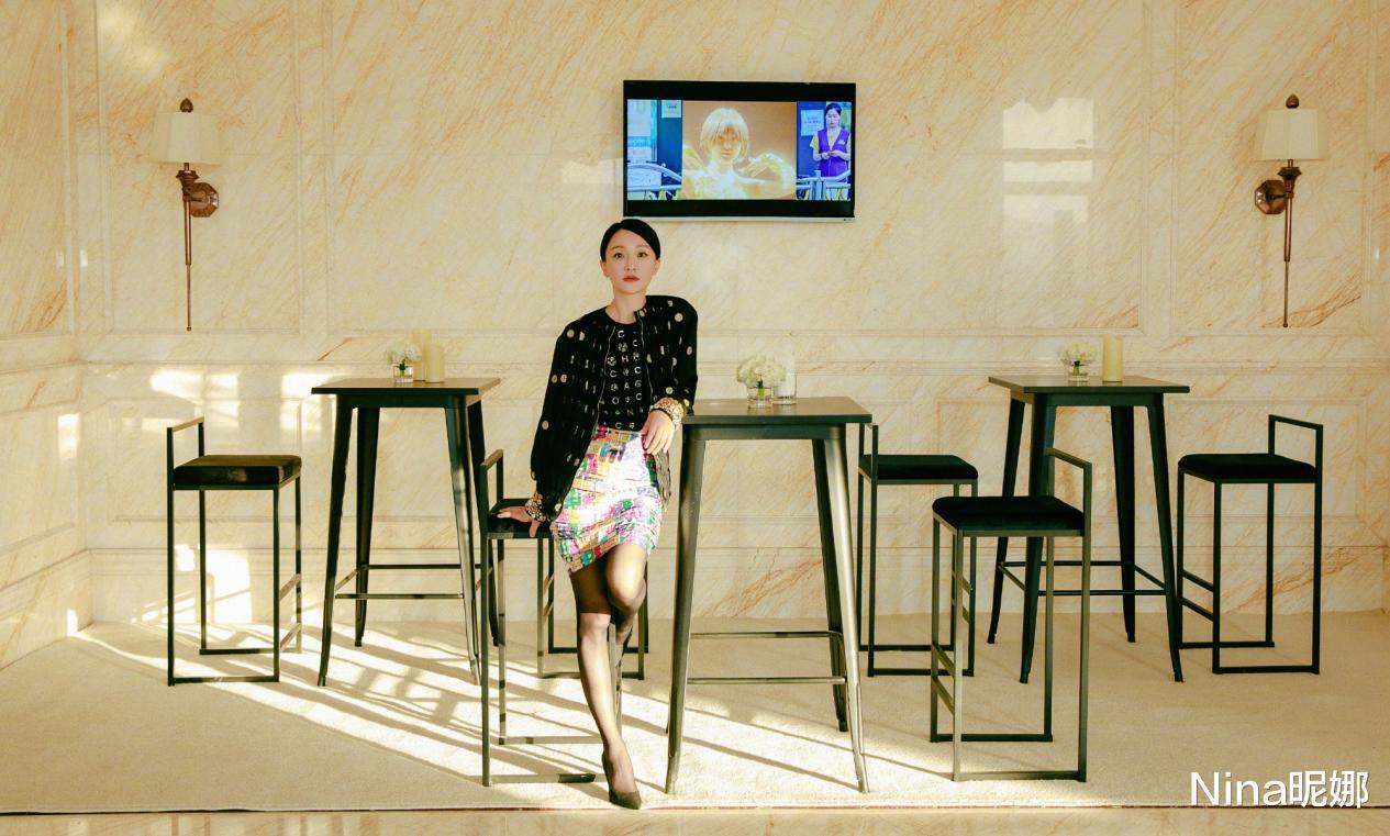 周迅|周迅上综艺学聪明了，叠穿链条背心配“情趣袜”，真没人比她会秀