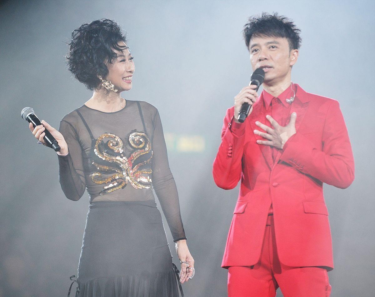 白小白的衣橱 叶倩文真是仗着自己气质好，穿着透肉的衣服，感觉都看出赘肉了