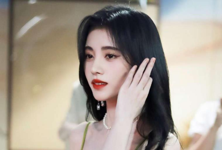 花匠小美 鞠婧祎拍广告，妆容跟《嘉南传》没区别，难怪都说她是“半永久”