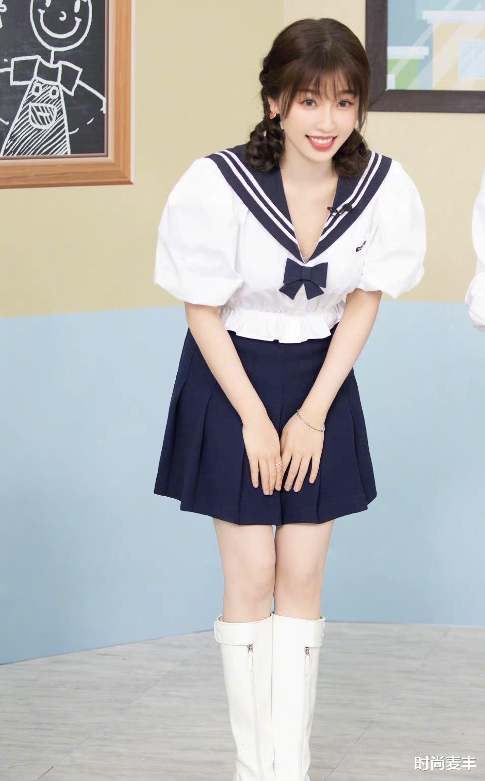 护肤品|虞书欣制服写真，蓝白海军服配双马尾俏皮可爱，坐在机车上好帅