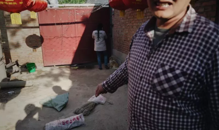 朱之文|朱之文被村民“吸血”10年，家里门还总被踹开，他为何不搬家？