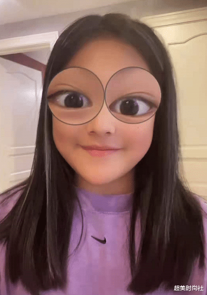 王诗龄|11岁王诗龄罕见晒近照，挑染发色还戴定制手链，五官长开像王岳伦