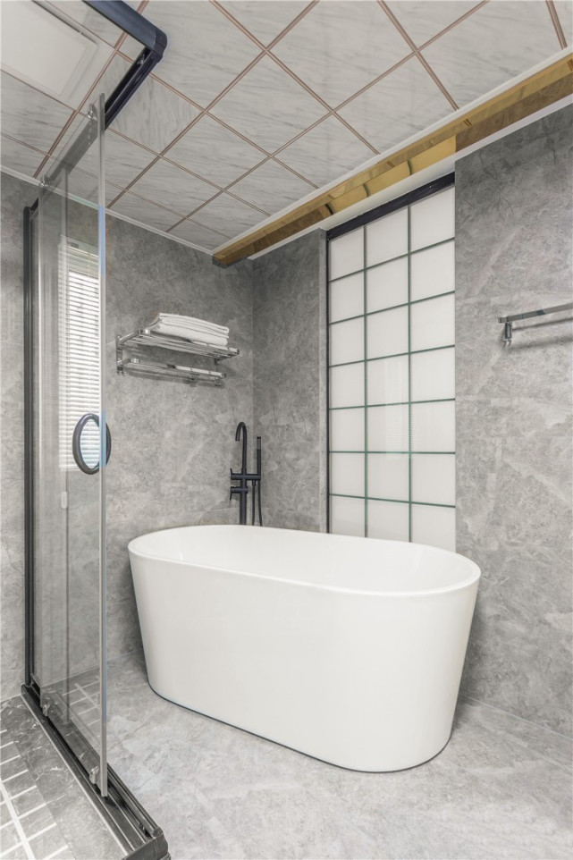 珊珊为何来迟|240平轻奢风设计金属色点缀让客厅充满高级质感，空间优雅而俏皮