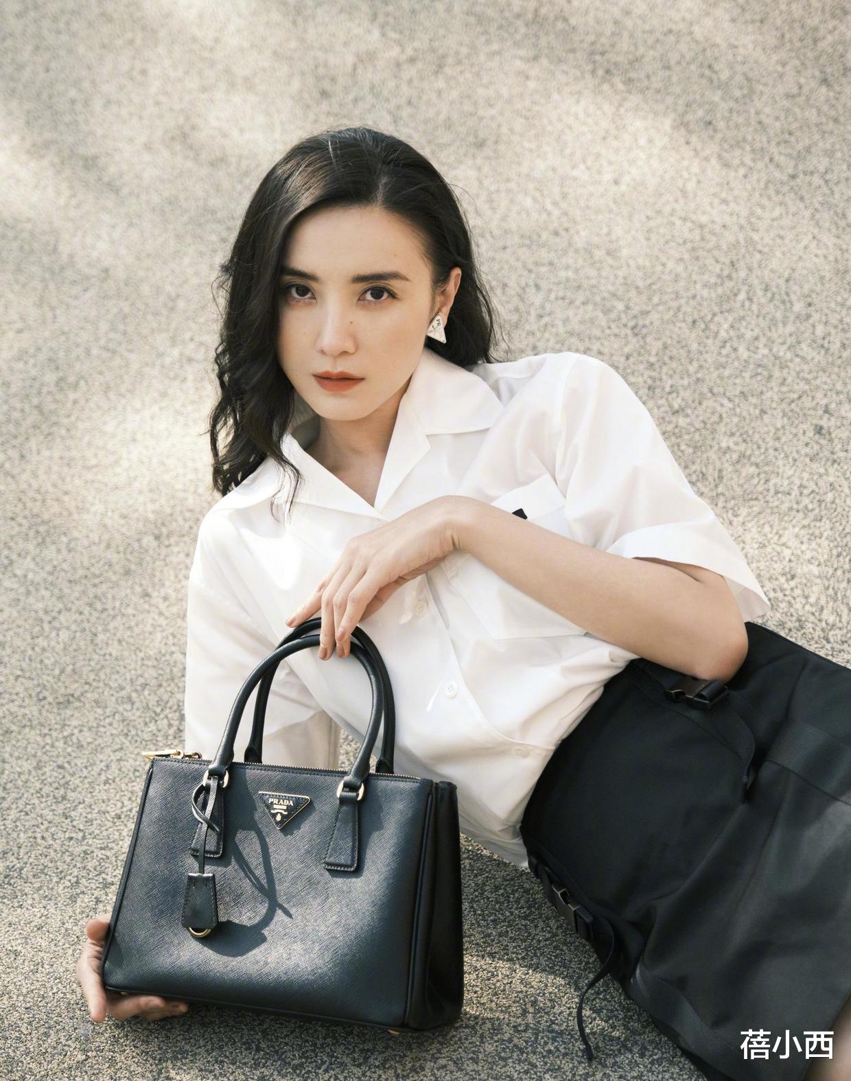 蓓小西|宋佳的原装五官真适合素颜，在国外度假穿印花连衣裙，超有国际范