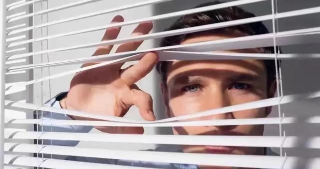 荆州 陕西：一陌生男子在烧烤店女厕所偷拍，被4名男子当场抓获暴打一顿