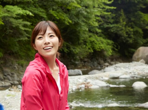 |老汉带自家儿媳去钓鱼，儿媳掉进水里，老人奋不顾身跳进了水库中