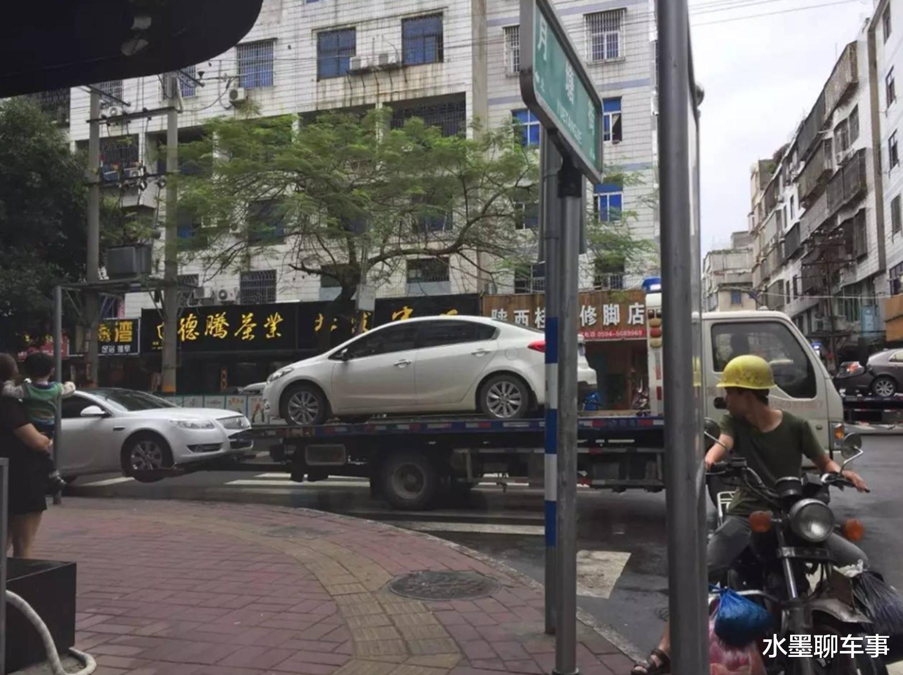 水墨聊车事 路边违停车辆，交警只拖便宜车？为何不敢拖豪车？是欺软怕硬吗？