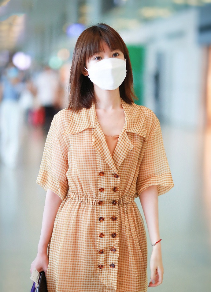 |毛晓彤心真够大的，头发披散着就去赶飞机，穿格纹裙仍美似邻家女
