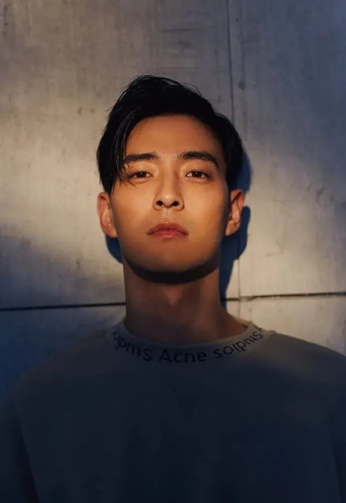 关晓彤|193cm的亚裔男神终于回归了！因伤退圈6年，如今复出秒杀小鲜肉！