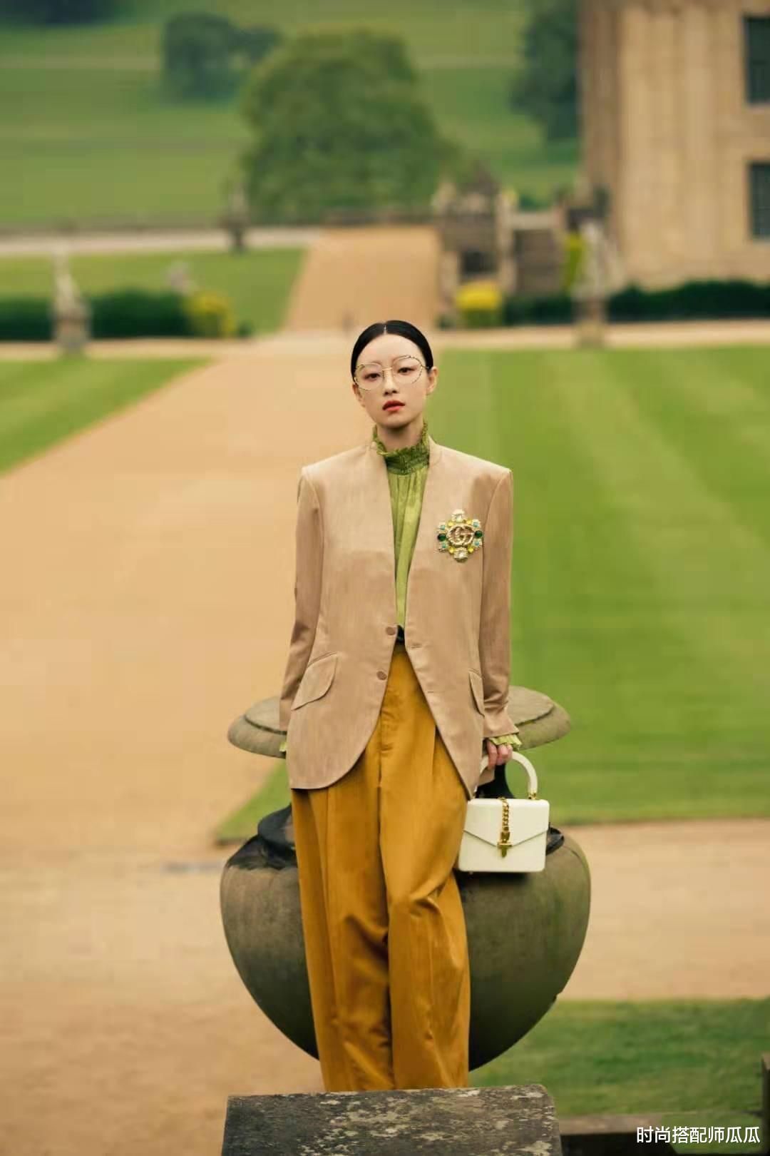 倪妮|?倪妮真是“人间尤物”，穿白色修身吊带裙亮相，蜂腰蜜臀好撩人