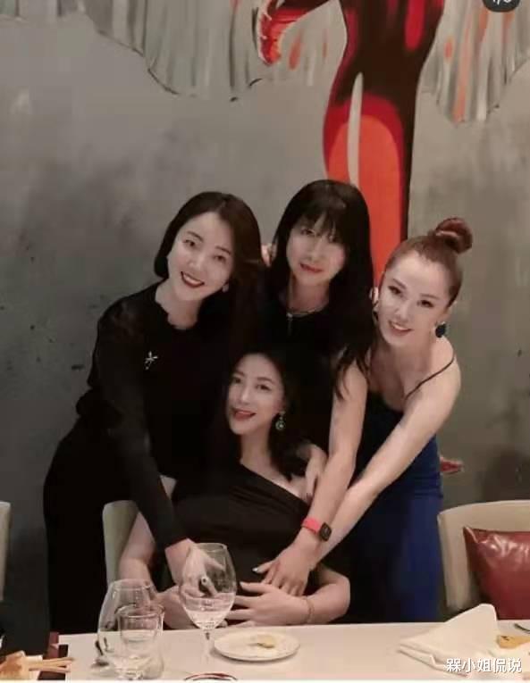 |37岁的朱珠怀孕也爱折腾,穿紧身露肩裙聚会,涂红唇变气场女王