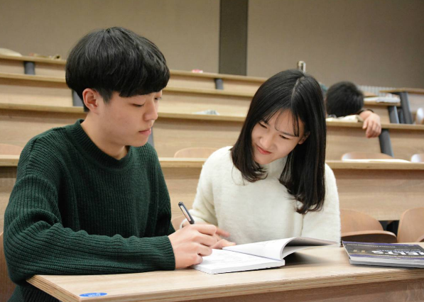 安妈育儿日|我举报同学逃课，导致他被取消保研资格，全班为啥都要孤立我？