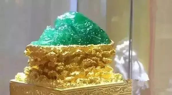 翡翠|太奢侈了：翡翠摆件价值10亿？竟然还用130万的黄金当底座！