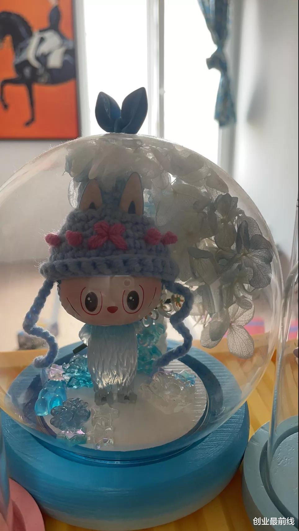 设计师|我为潮玩疯狂氪金：90后小伙一年买一屋娃，设计师逐梦研发30款玩具
