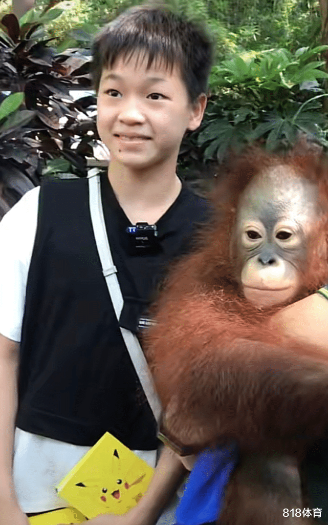 奔跑吧兄弟|皮! 全红婵水上乐园玩漂流, 拽住师妹往瀑布里推, 师妹尖叫红姐坏笑