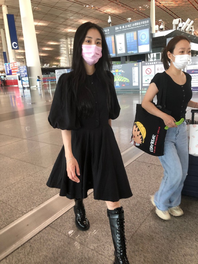 八只爪的猫|张碧晨生娃后咋恢复的?穿小黑裙蛮腰抢镜,这么紧的靴子也能塞进