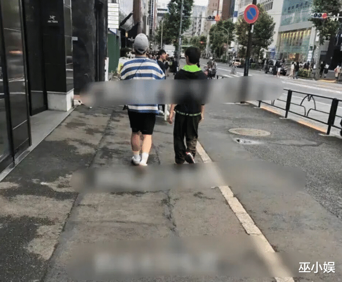 何炅|何炅费启鸣恋情曝光？两人一起相约东京，被粉丝认出后何炅全程黑脸