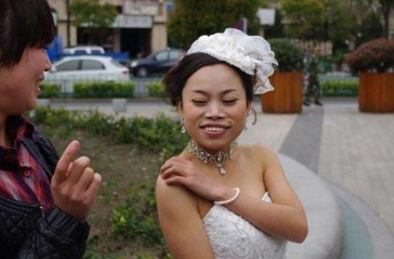 凤姐|在国内混不下去的凤姐，在美国过得好吗？知情者：修脚美甲大忙人