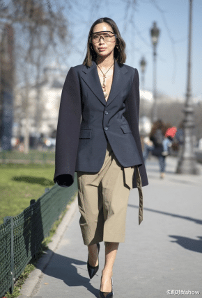 卡莉时尚show|一条半身裙=N种LOOK，入秋这么穿优雅又洋气，助你遇见更美的自己