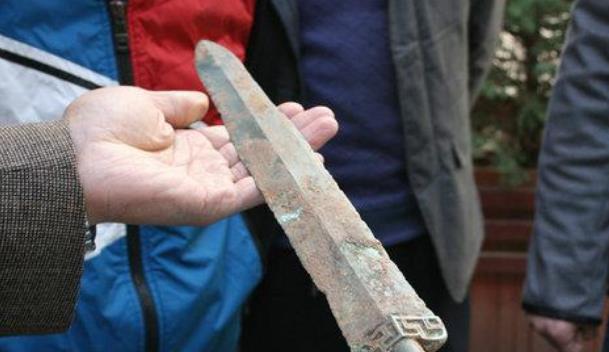蒲建伟说历史 陕西工地发现青铜剑，小伙却宁可放弃百平房子的首付，也要交国家